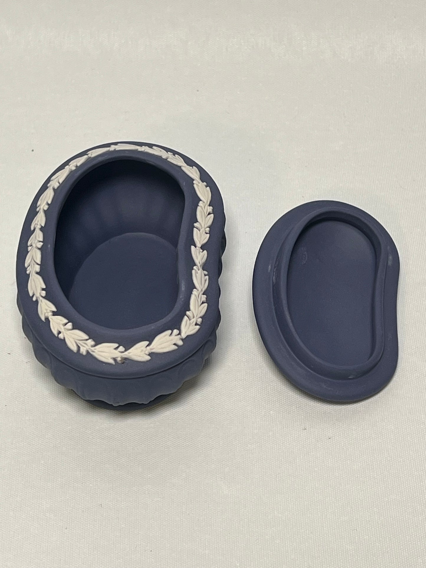 Wedgwood Portland Blue Jasperware Camilla Lidded Box w/ Daisy Design