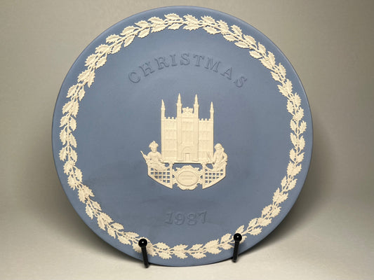 Wedgwood Jasperware Christmas Plate from 1987, featuring the Guildhall Building in London